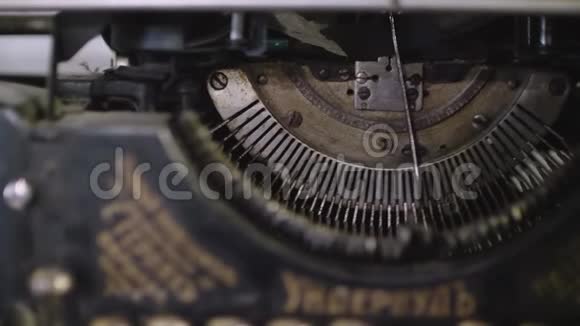 关闭旧打字机插槽和打字杆的全景图视频的预览图