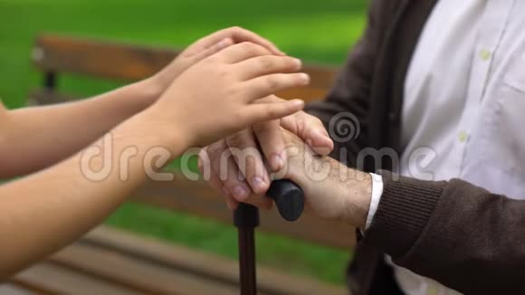 孩子抚摸祖父的手支持孤独的人社会计划视频的预览图