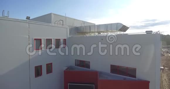 新工厂的立面和屋顶空中镜头视频的预览图