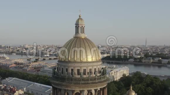 有天使雕塑的大教堂穹顶视频的预览图