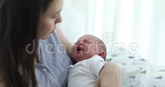 妈妈推着哭泣的婴儿视频的预览图