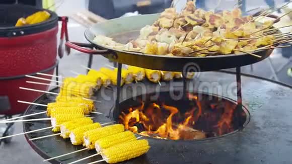 美味的烧烤玉米是烤的街头食品概念视频的预览图