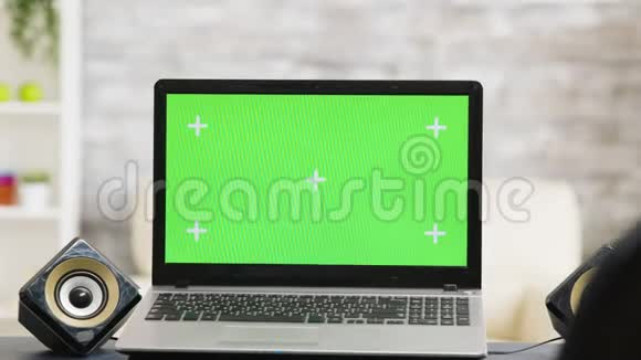 现代绿色屏幕显示笔记本电脑在一个没有人的房间的桌子上视频的预览图