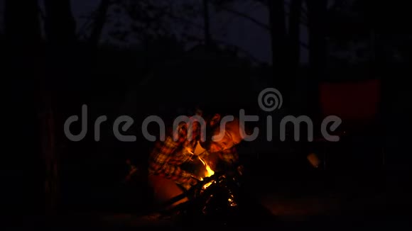 大胡子公为朋友群生火点燃火焰周末活跃视频的预览图