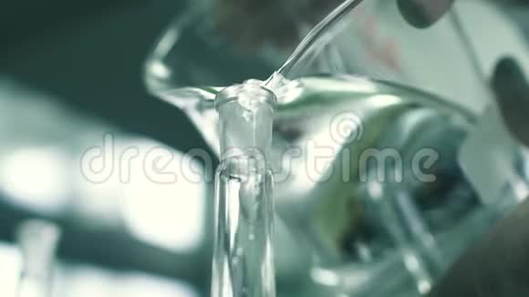 水从杯子里倒入一个瓶子视频的预览图