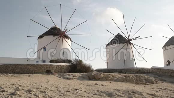 希腊迈科诺斯历史性风车的惊涛骇浪视频的预览图