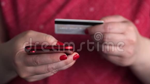 女人用智能手机在线购物特写慢动作手持60fps4K镜头视频的预览图