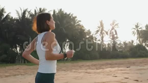 可穿戴科技智能手表智能手表活跃的女人戴着活动跟踪器手镯在手腕上跑女孩游客视频的预览图