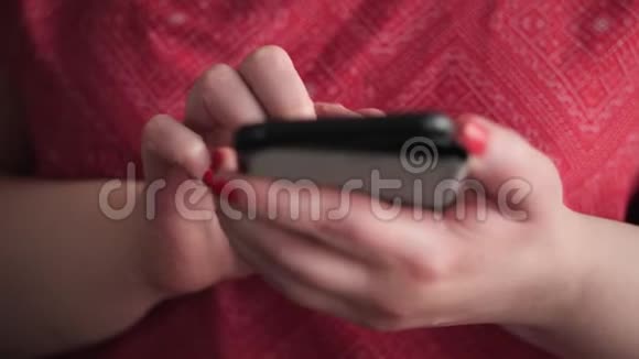 女人用智能手机发短信手持慢动作60fps4K射门视频的预览图