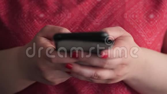 用智能手机近距离拍摄女性手手持慢动作60fps4K射门视频的预览图