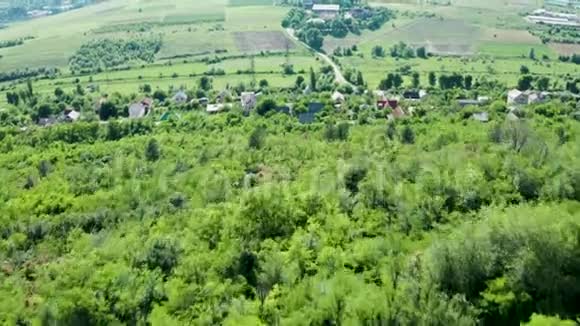 美丽的乡村住宅区附近有森林视频的预览图
