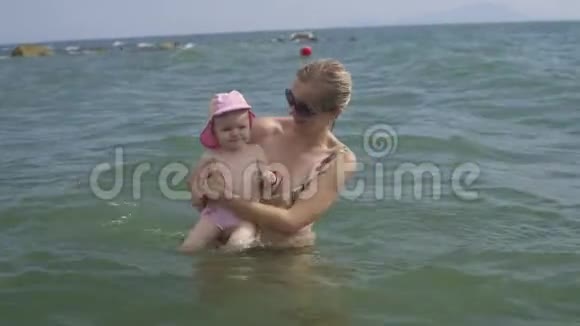 母亲在海上给一岁的孩子洗澡视频的预览图