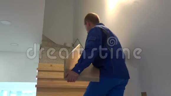 熟练的木匠在新公寓安装橡木楼梯视频的预览图