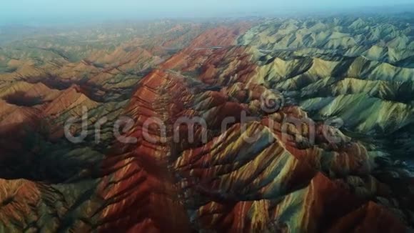 2017年5月中国张掖彩虹山彩色条纹在大自然中飞翔视频的预览图