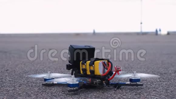 FPV赛车无人机从沥青表面起飞视频的预览图