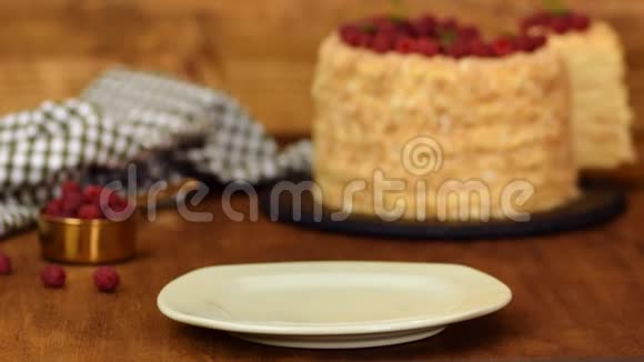 切片糖果拿破仑蛋糕装饰覆盆子护法奶油蛋糕视频的预览图