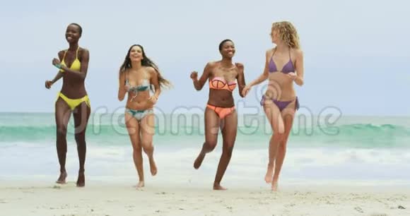 在海滩上奔跑的混血女朋友的正面景色视频的预览图