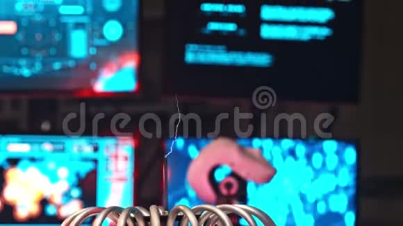 秘密外星人研究实验室一个机器人控制在茅屋墙壁上的工作电流发生器视频的预览图