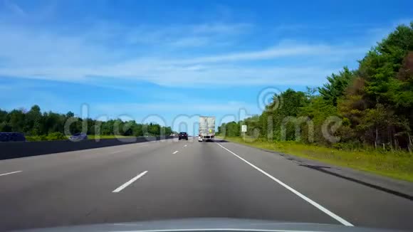 夏季公路大型货车的起草在州际公路上跟随车辆进行POV流水线的司机视角视频的预览图