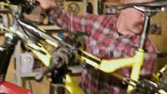 自行车修理技师在自行车修理店的修理台上安装自行车自行车修理视频的预览图
