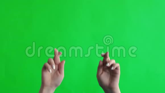 手显示手势手指交叉绿色屏幕视频的预览图