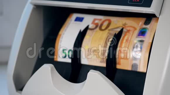 自动货币柜台检查欧元视频的预览图