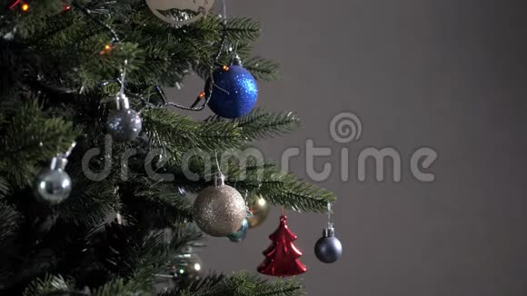 人工树枝蓝色圣诞装饰球视频的预览图