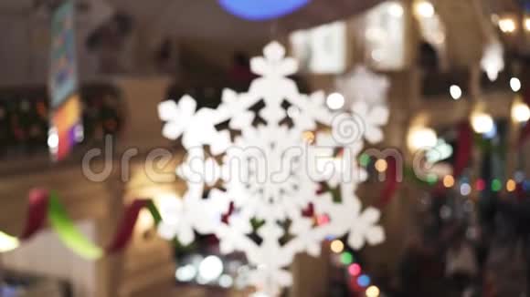 莫斯科俄罗斯6月6日圣诞节和新年用白纸雪花装饰商场视频的预览图