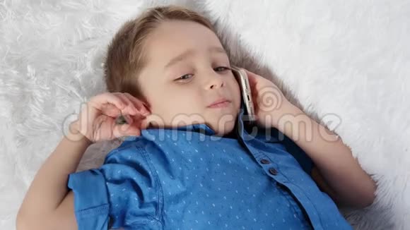 一个可爱的孩子在电话里交谈体验真诚的情绪快乐幸福笑声生活方式世代视频的预览图