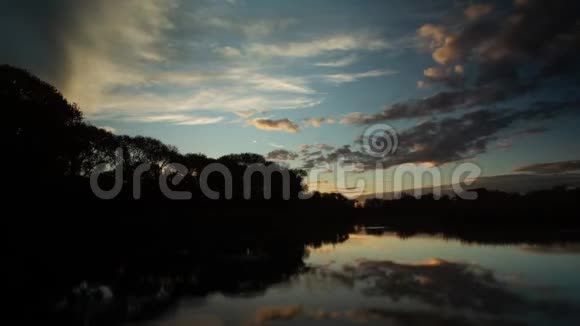 日出时湖面上的云视频的预览图