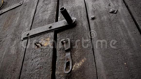 旧棕色的门旧木门打开视频的预览图