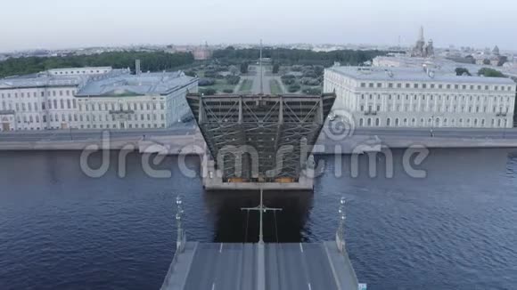 圣彼得堡的大桥在夏天倒塌视频的预览图