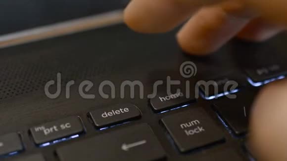 按下笔记本电脑或电脑键盘上的删除键视频的预览图