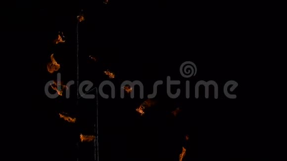 装饰的火把手中的火把形成黑色背景上的火焰图形视频的预览图
