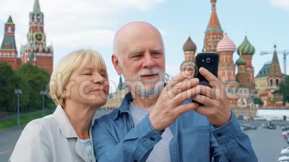 巴兹尔世系的资深夫妻在手机上拍照退休人员在俄罗斯莫斯科旅行视频的预览图