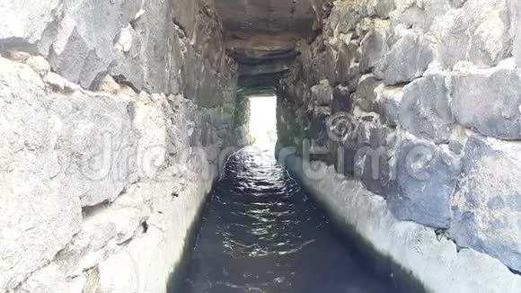 亚美尼亚Geghovit用于饮用水水流的排水隧道视频的预览图