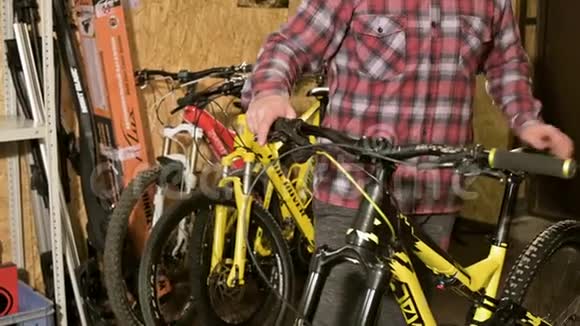 自行车修理技师在自行车修理店的修理台上安装自行车自行车修理视频的预览图
