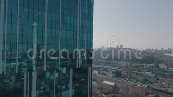 玻璃摩天大楼的空中景观视频的预览图