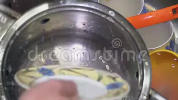 工人洗碗特写视频的预览图