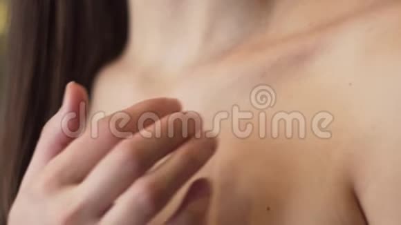 皮肤上的沐浴液视频的预览图