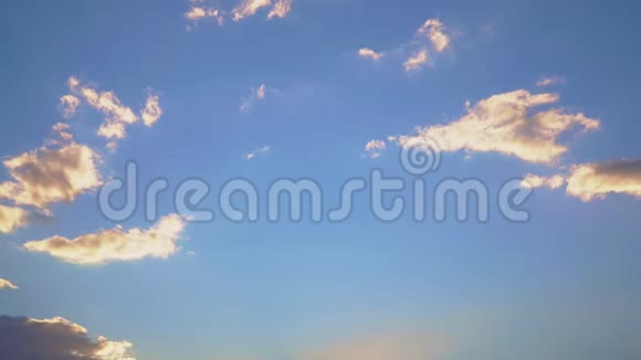 美丽的蓝天小飞云和燕子视频的预览图