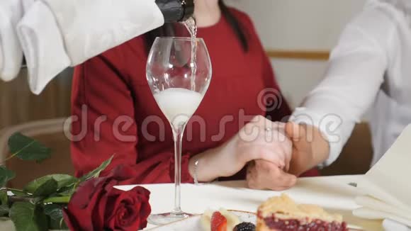 婚姻观念爱情和浪漫的关系服务员把香槟倒入玻璃杯中让两个人慢动作特写镜头视频的预览图