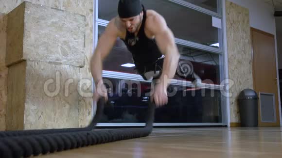 带绳地面慢动作FDV的肌肉训练视频的预览图
