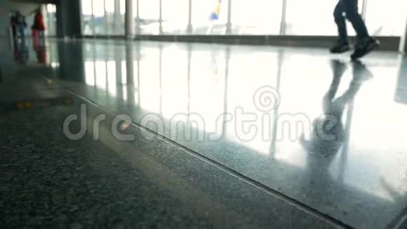 机场乘客视频的预览图