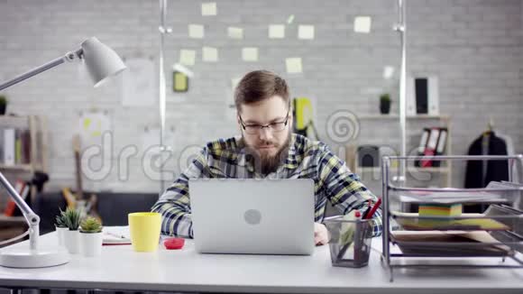 富有成效的有组织的商人靠在手提电脑上完成办公室工作有效的经理对会议感到满意视频的预览图