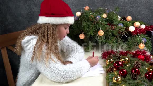 小女孩给圣诞老人写了封信情感快乐幸福体贴疲劳圣诞节应该很快就会到来视频的预览图