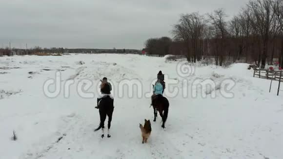 一群年轻的妇女骑马在雪地上背面视频的预览图