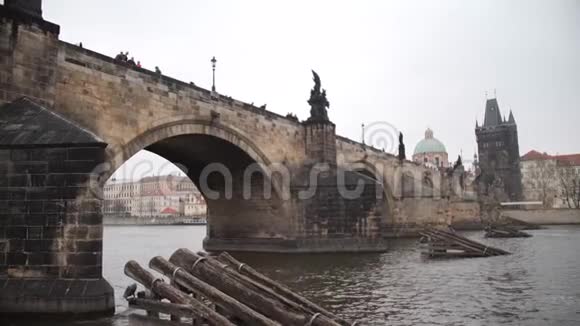 捷克共和国的查尔斯桥从河上看有摄像头4K慢慢视频的预览图