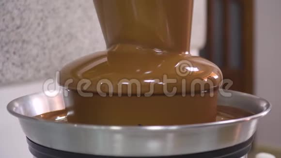 节日的巧克力喷泉视频的预览图