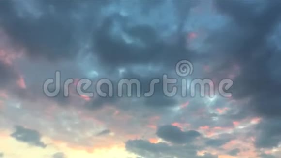 美丽的天空有深蓝色浅蓝色和粉红色的云彩从左到右滚动的框架时间流逝视频的预览图
